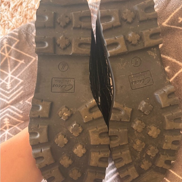 Elegant Black Crocodile-Embossed Loafers - Picture 2 of 4